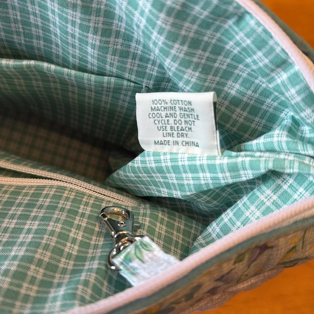 Vintage Vera Bradley. 2 handles, zipper close. 2 pocket inside. Never used - Picture 11 of 16